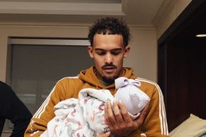 Trae Young sostiene a su hija recién nacida en noviembre de 2023