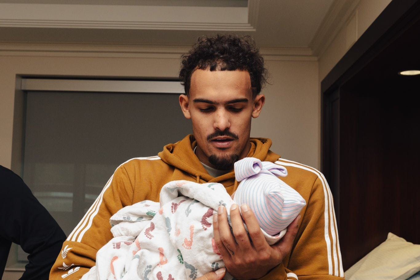 Trae Young sostiene a su hija recién nacida en noviembre de 2023