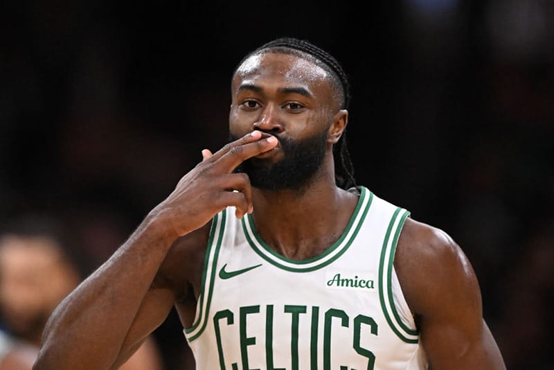 Jaylen Brown celebra un triple