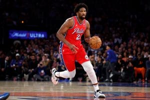 Joel Embiid sube el balón