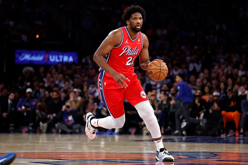 Joel Embiid sube el balón