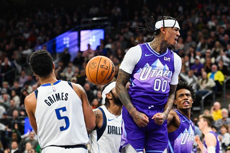 Jordan Clarkson celebra una canasta