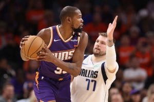 Luka Doncic defiende a Kevin Durant