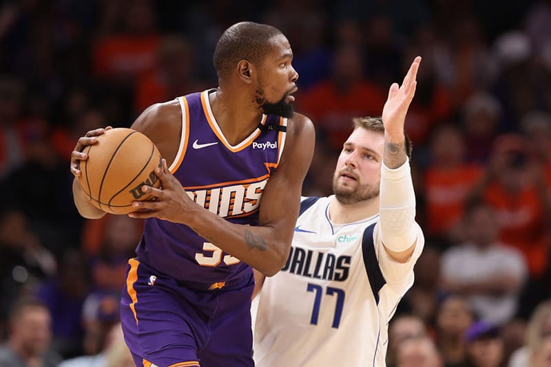 Luka Doncic defiende a Kevin Durant