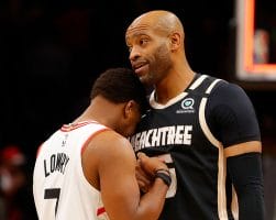 Kyle Lowry saluda a Vince Carter