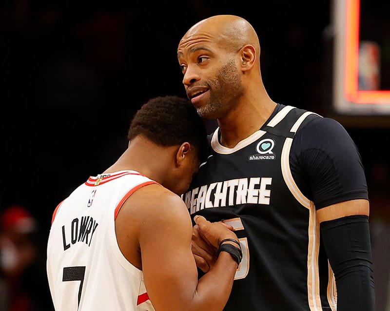 Kyle Lowry saluda a Vince Carter