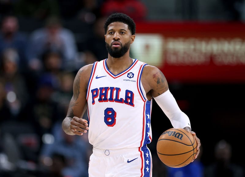 Paul George avanza el balón