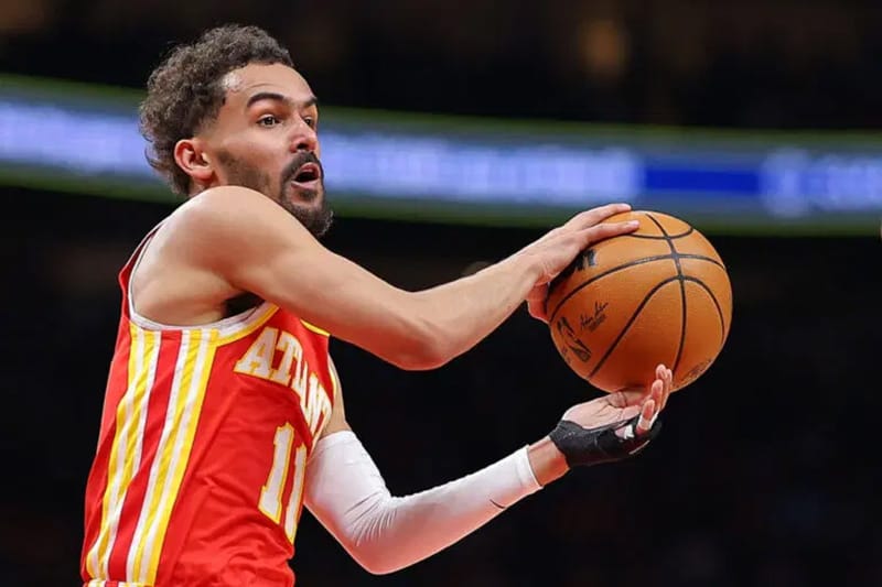 Trae Young da un pase