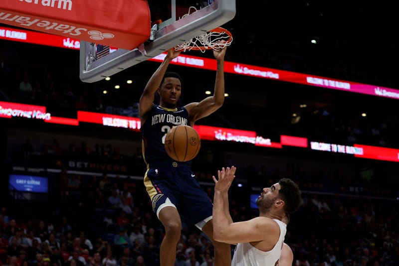 Trey Murphy hace un mate ante Niang