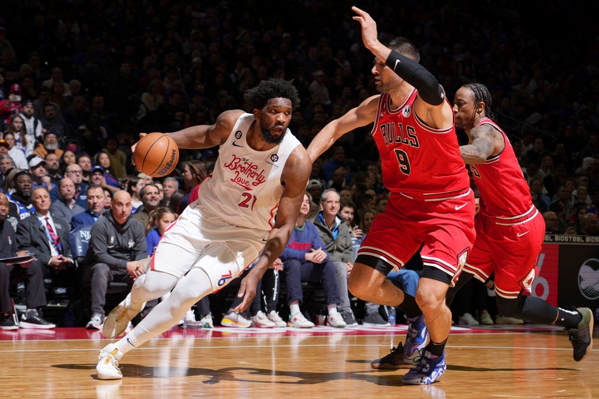 Joel Embiid y Nikola Vucevic