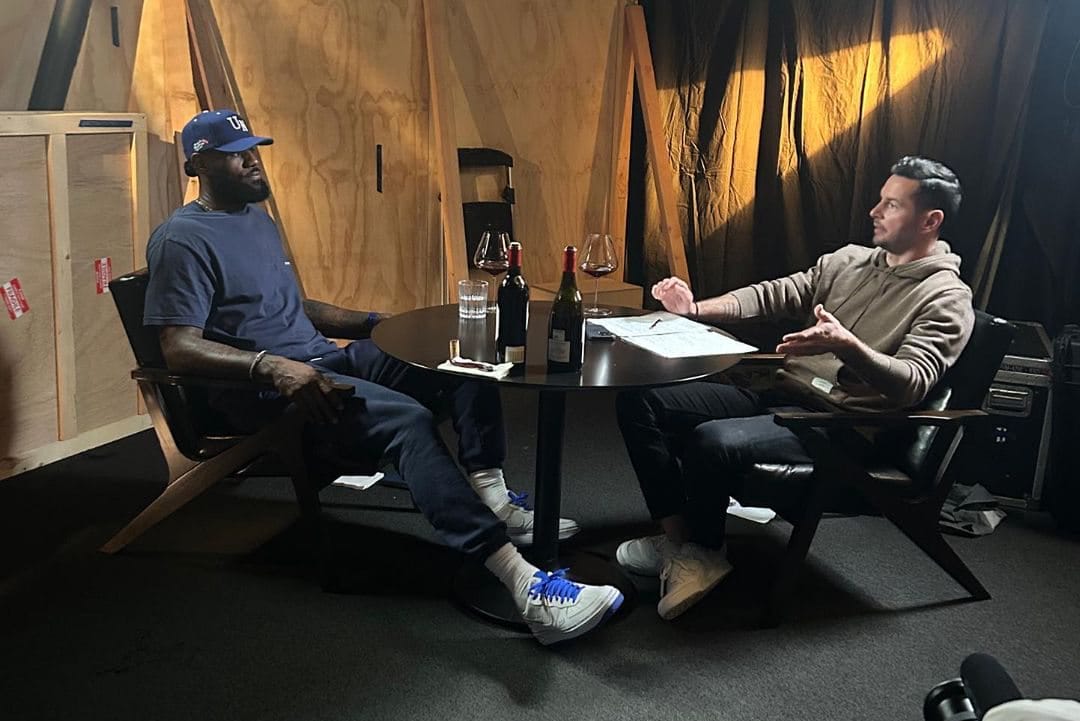 LeBron James y J.J. Redick charlan durante un episodio de su podcast