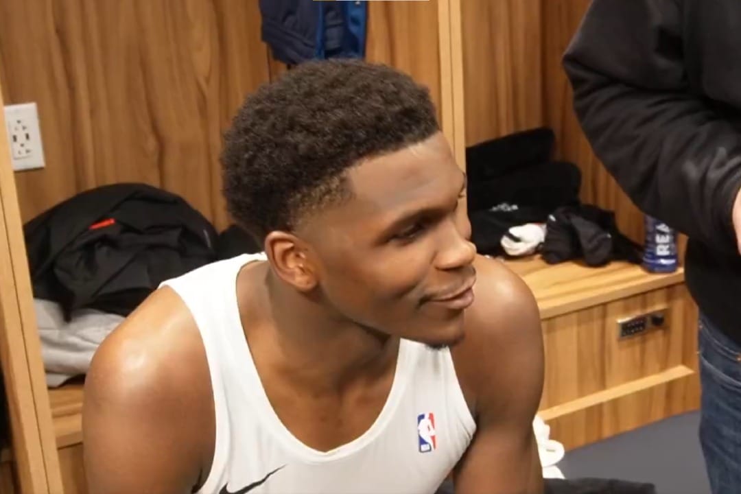 Anthony Edwards charla con la prensa en el vestuario de los Timberwolves