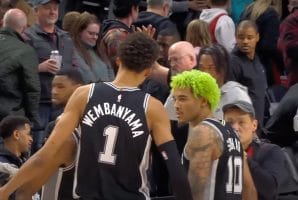 Victor Wembanyama y Jeremy Sochan celebran la victoria ante Blazers