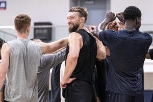 Mike Brown: “Domas es mejor playmaker que Jokic”