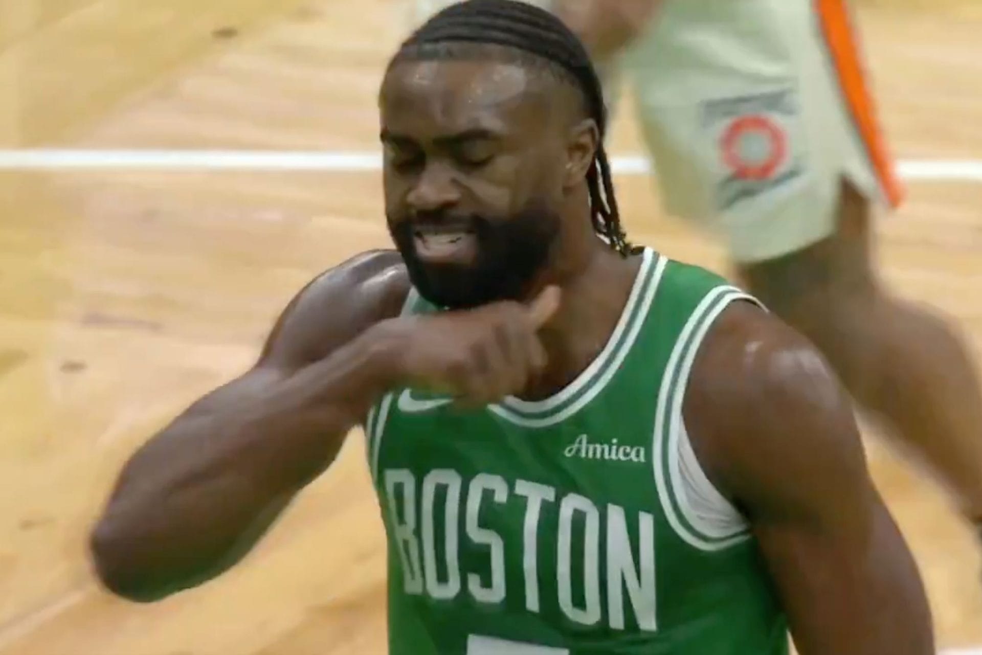 Jaylen Brown le hace un feo gesto a Isaiah Stewart