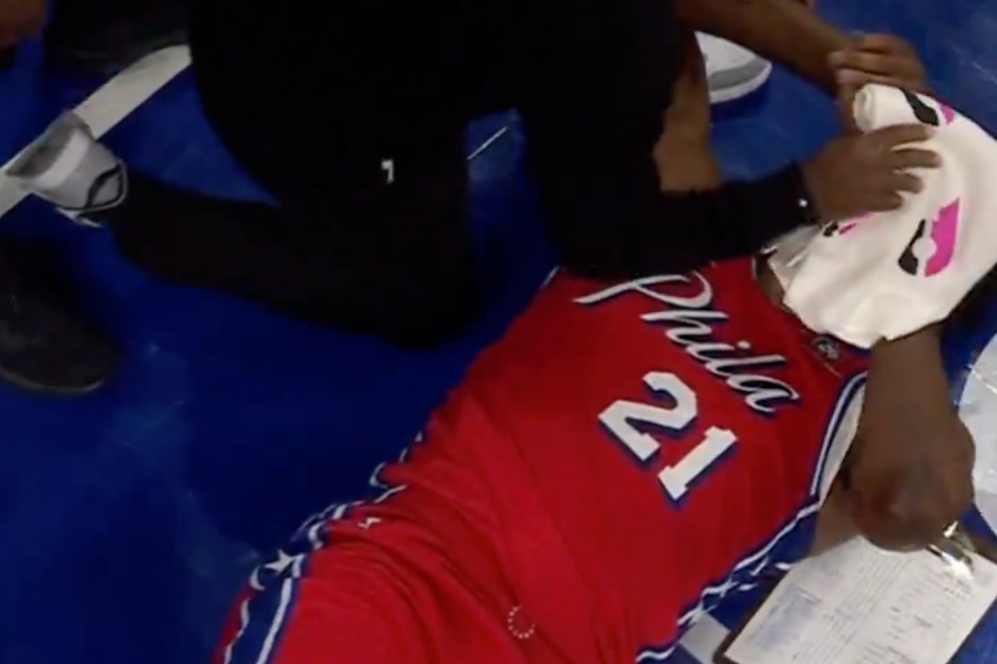 Joel Embiid se duele tras un golpe en la cara