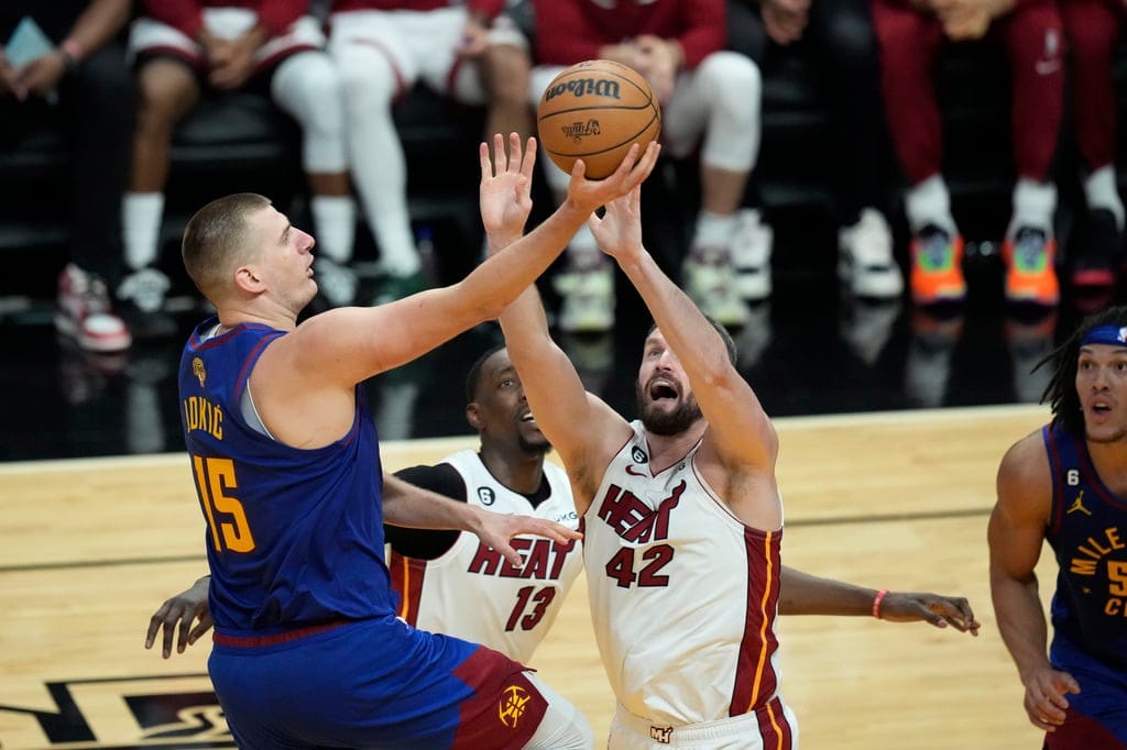 Nikola Jokic finaliza con bandeja