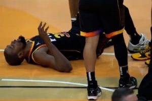 Kevin Durant se duele tras caer sobre su tobillo