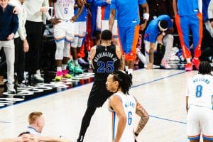 P.J. Washington celebra ante el banquillo de los Thunder