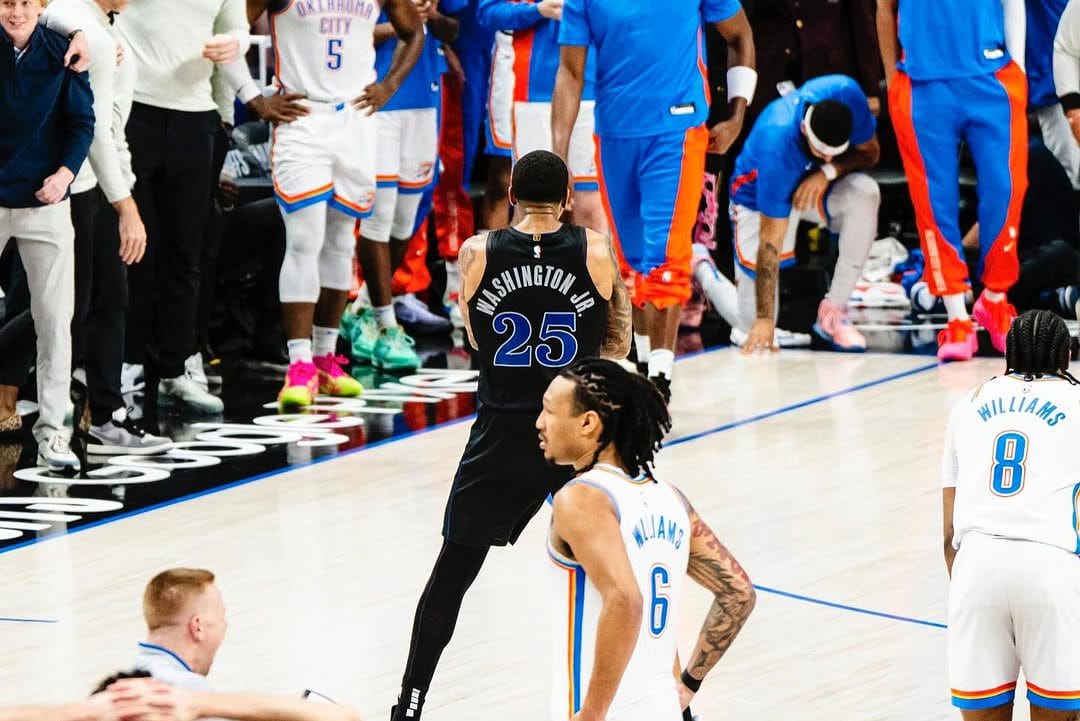 P.J. Washington celebra ante el banquillo de los Thunder