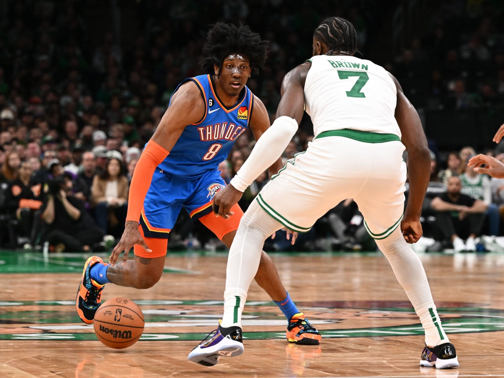 Jalen Williams encara a Jaylen Brown en un partido de 2022