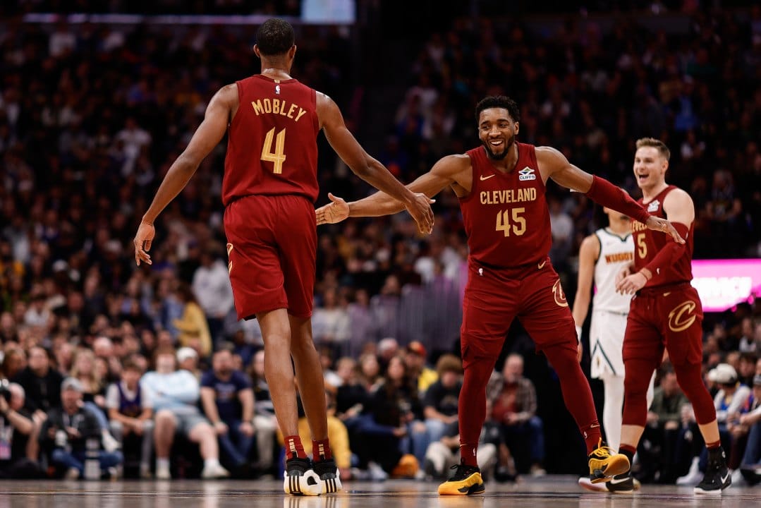 Donovan Mitchell celebra junto a Evan Mobley