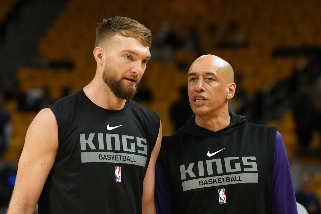 Doug Christie charla con Domantas Sabonis