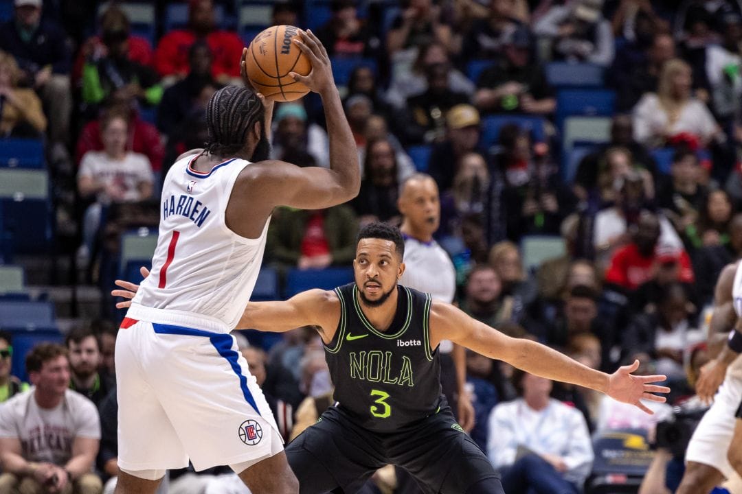 James harden finta ante la atenta mirada de C.J. McCollum