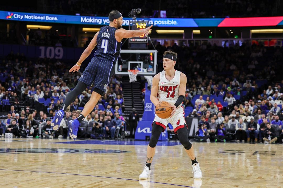 Tyler Herro finta el tiro ante Jalen Suggs