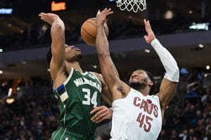 Giannis Antetokounmpo y Donovan Mitchell chocan bajo canasta