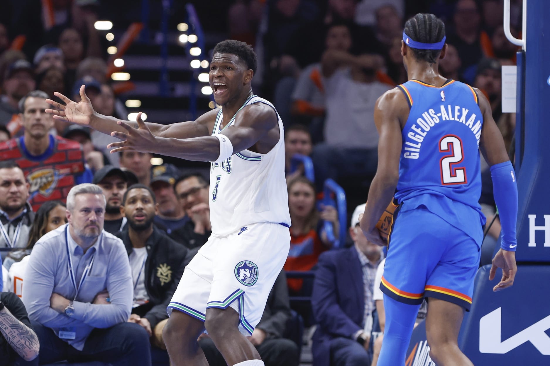 Edwards se desespera junto a Shai Gilgeous-Alexander