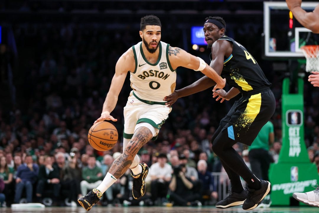 Jayson Tatum reta a Pascal Siakam en carrera