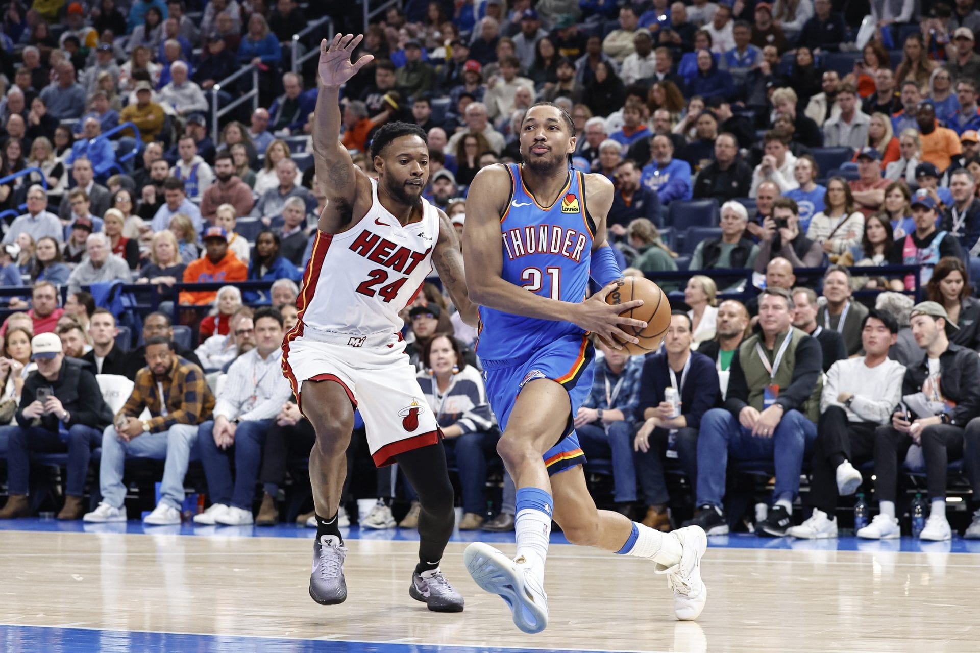 Aaron Wiggins con el balón