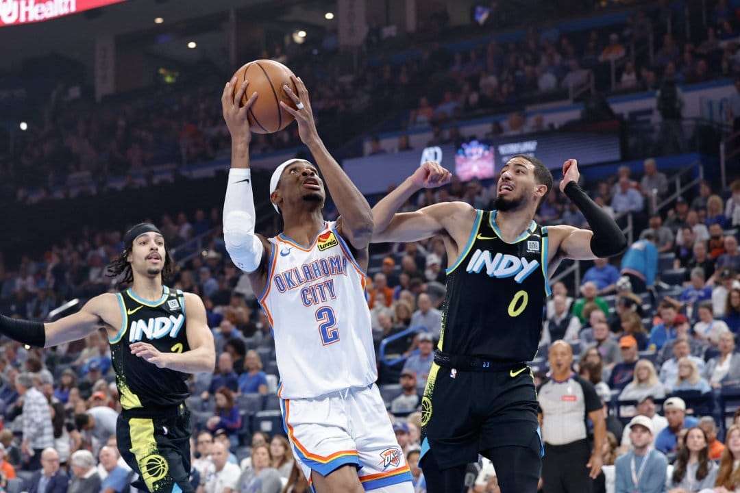 Shai Gilgeous-Alexander trata de levantar la bandeja ante Tyrese Haliburton