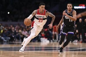 Kyle Kuzma conduce el balón