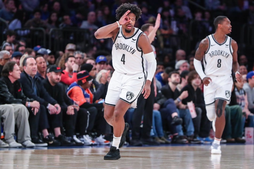 Dennis Smith Jr. celebra una canasta con los Brooklyn Nets