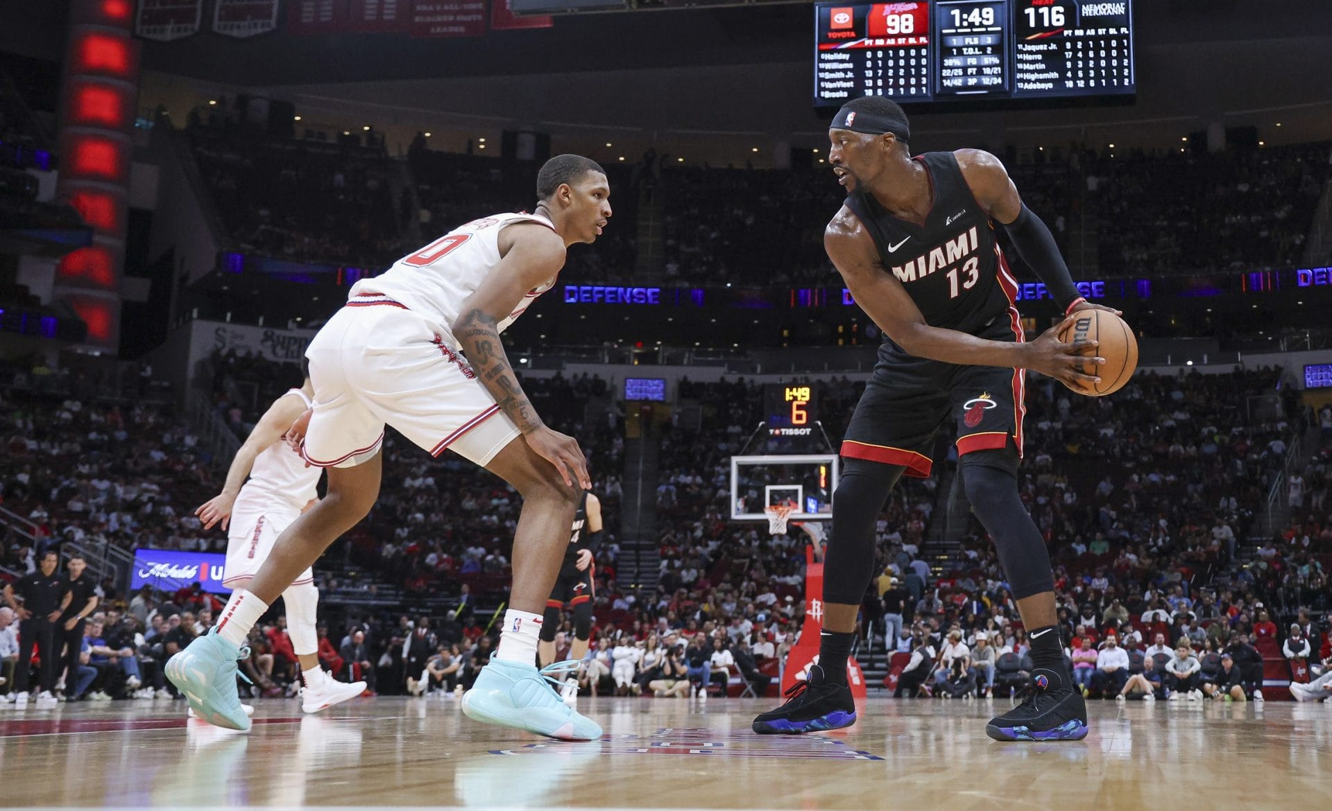 Bam Adebayo es defendido por Jabari Smith Jr.