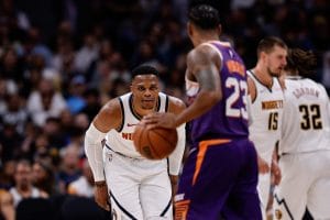 Russell Westbrook defiende a Kevin Durant