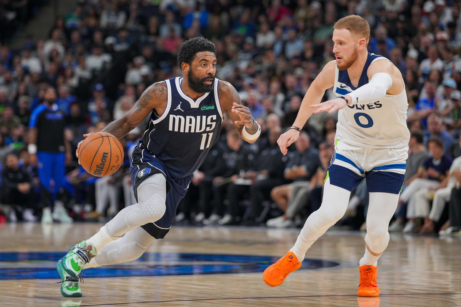 Kyrie Irving conduce ante Donte DiVincenzo