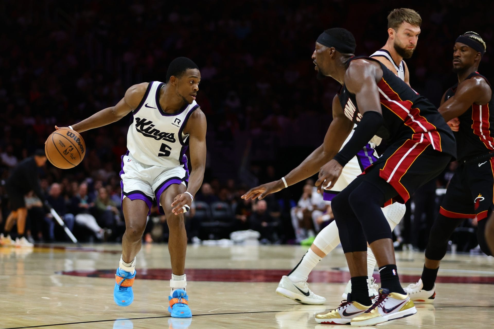 De'Aaron Fox es defendido por Bam Adebayo
