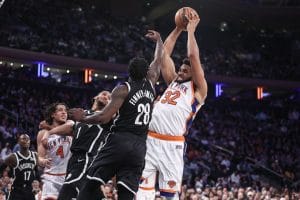 Dorian Finney-Smith defendiendo un tiro de Towns