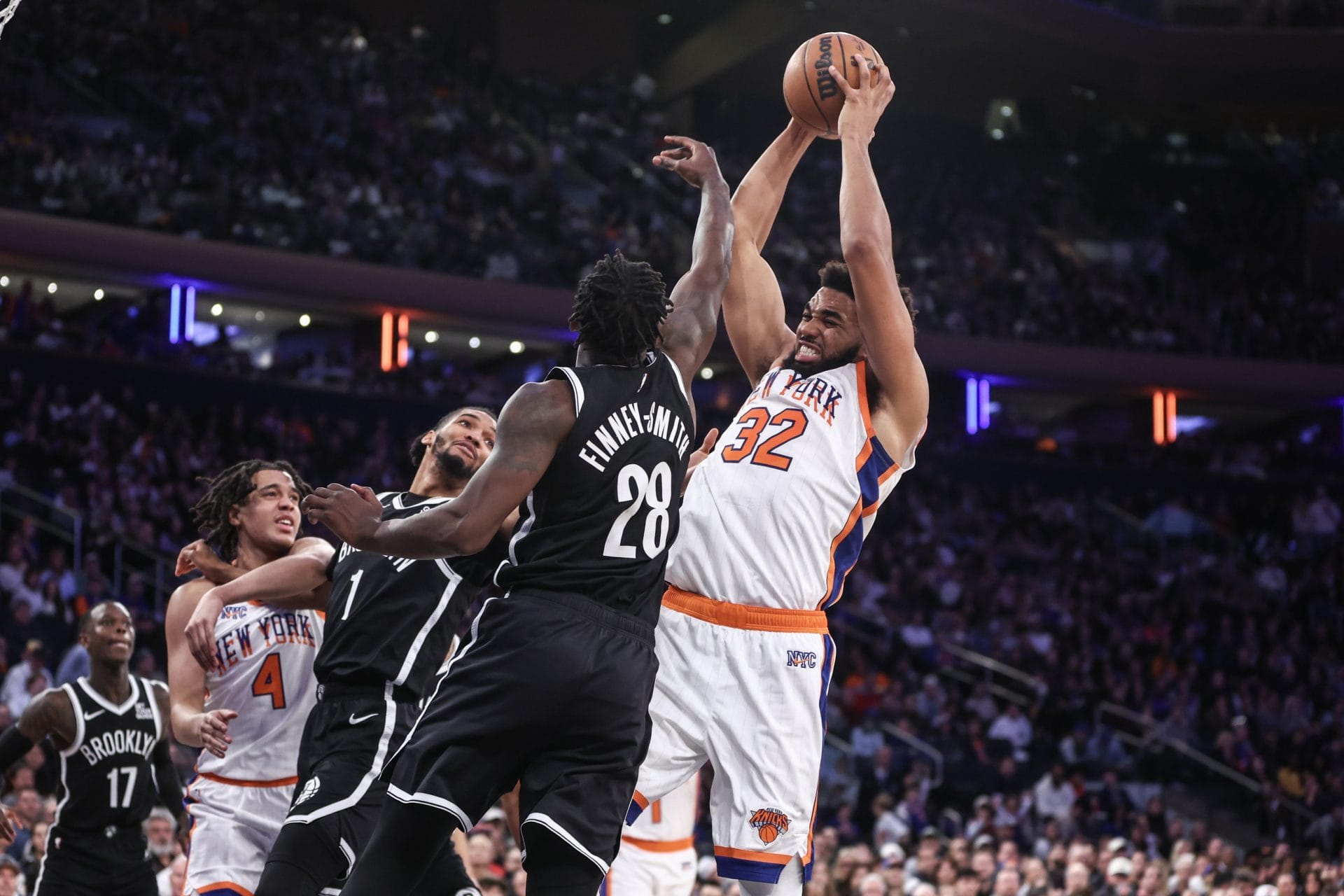 Dorian Finney-Smith defendiendo un tiro de Towns