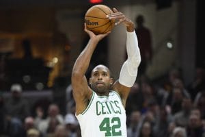 Al Horford lanza a canasta