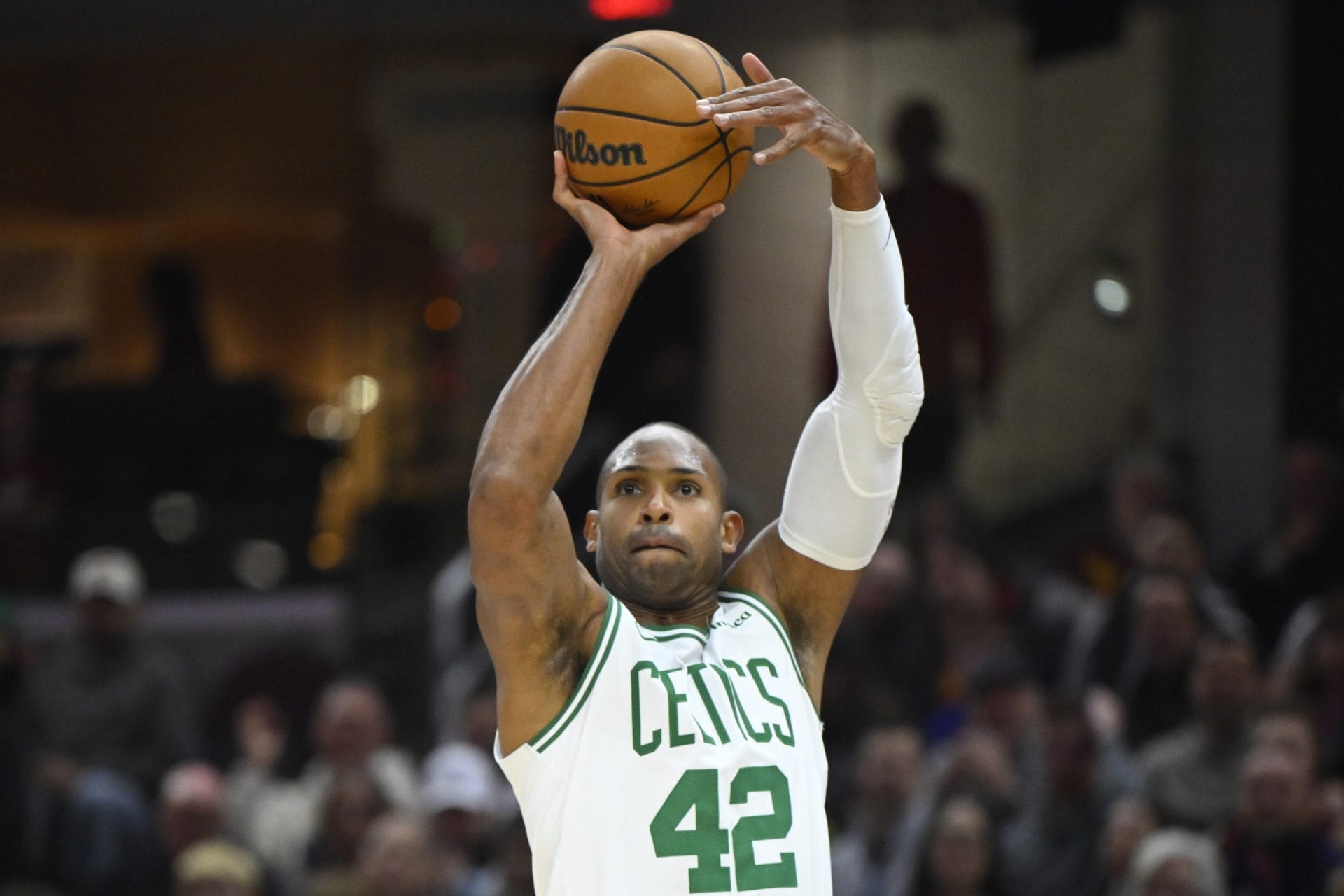 Al Horford lanza a canasta