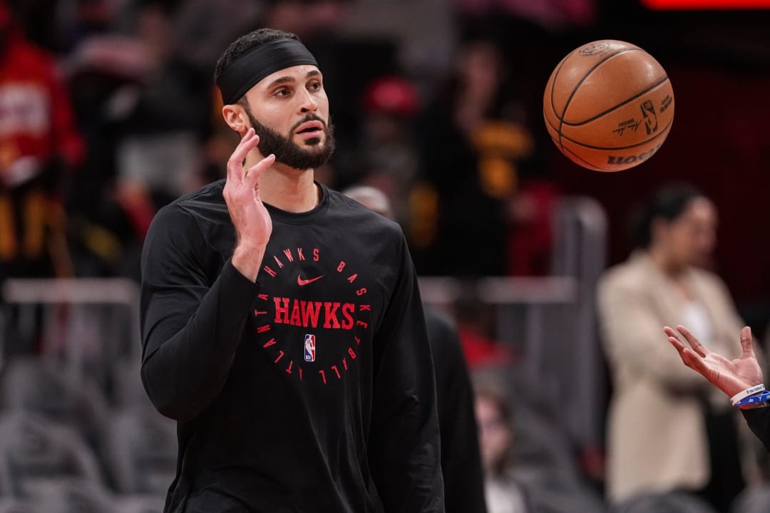 Larry Nance Jr. durante un calentamiento pre-partido
