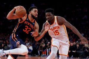 Clint Capela defiende a Karl-Anthony Towns