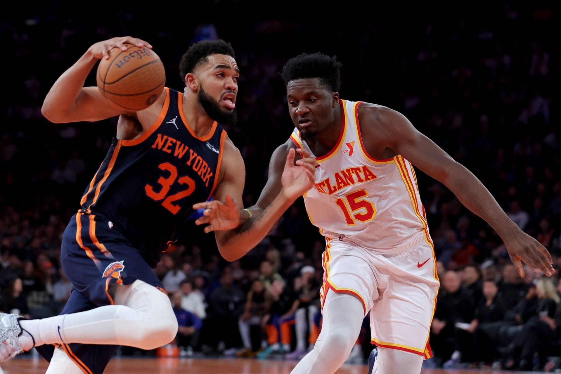 Clint Capela defiende a Karl-Anthony Towns