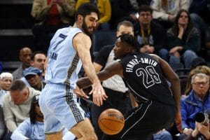 Dorian Finney-Smith pugna por un balón con Santi Aldama