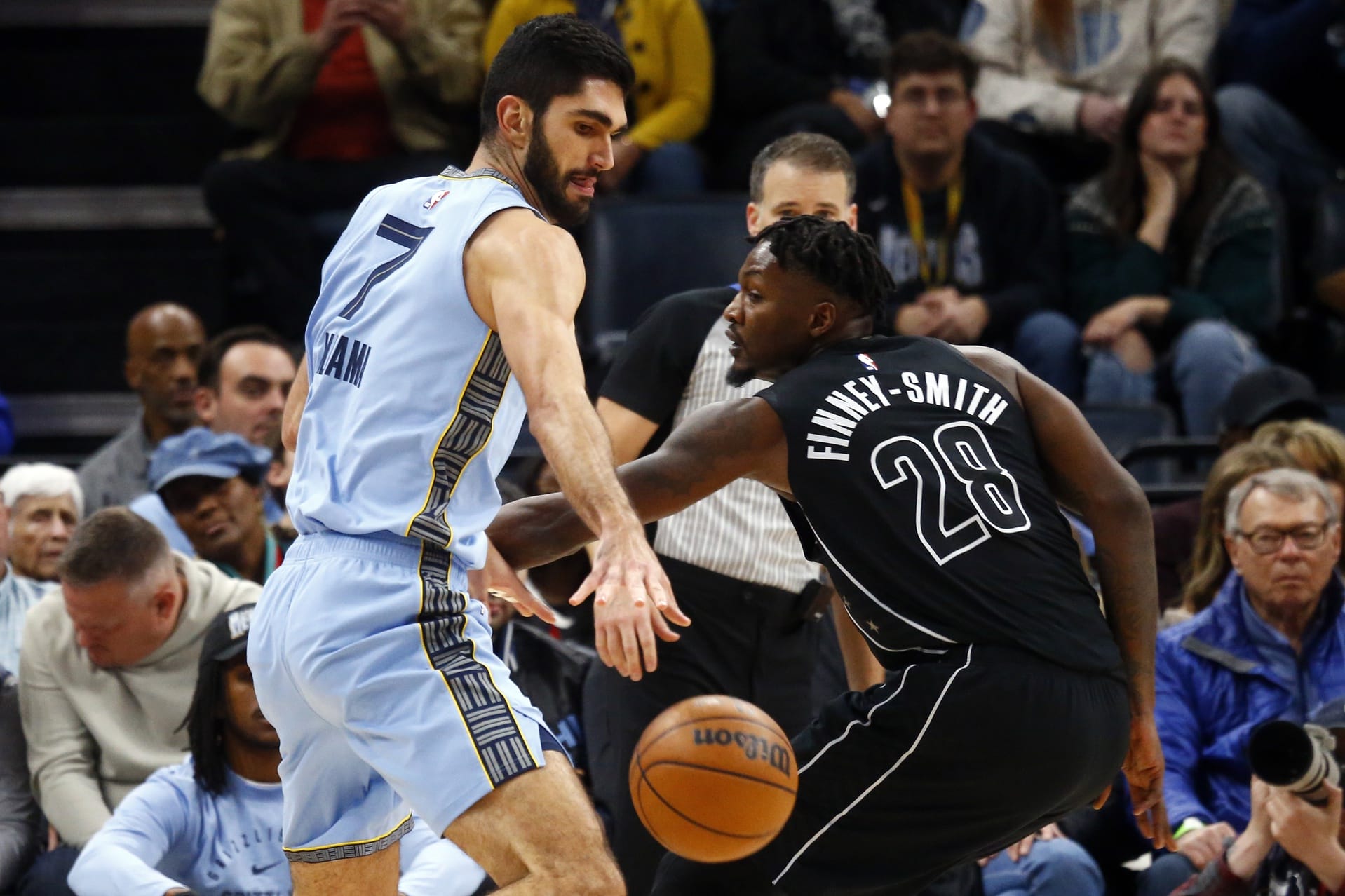Dorian Finney-Smith pugna por un balón con Santi Aldama