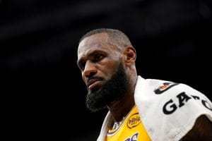 LeBron james se muestra pensativo.